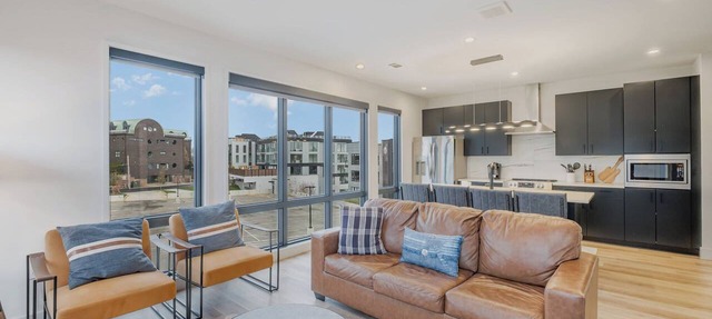Modern West End Condo for 6, Shared Pool & Gym!