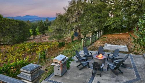 Moore Family Farmhouse - Wine Tastings Included