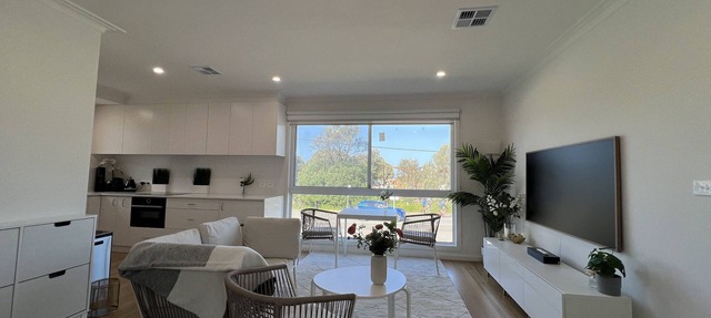 Mordialloc Fully Renovated Beachfront Oasis: Right across from the beach!