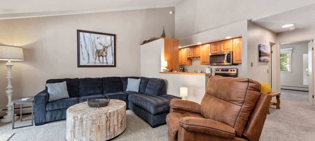 Mountain Pines Chalet: Nestled along Fall River