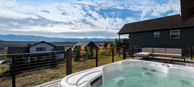 Mountain Views Hot Tub Escape