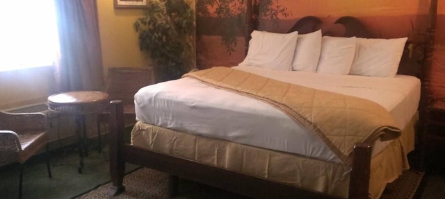 Naugatuck Motor Lodge
