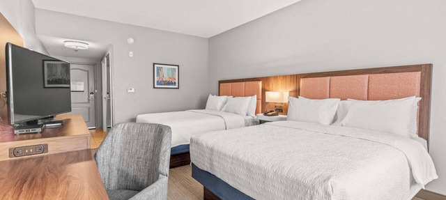 Near Riverdale Golf | Pool + Free Breakfast