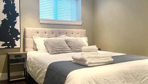 Near Skytrain Metrotown Private Entry 3min walk to grocery food