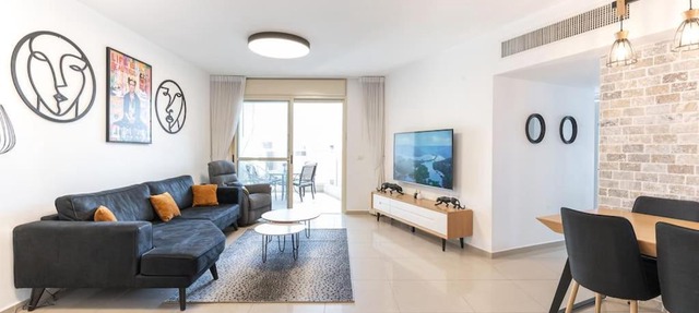 Neat 4BR Apt. With Parking/High Floor/Elevator/AC