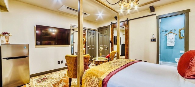 Neocolonial Nouveau Kensington Vacation Home