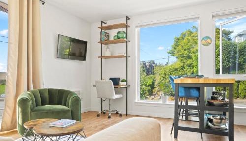 NEW Bright Capitol Hill Condo, Great Location Views