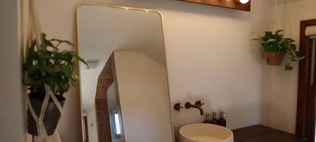 New Modern Chic Studio/soaking tub/bike path
