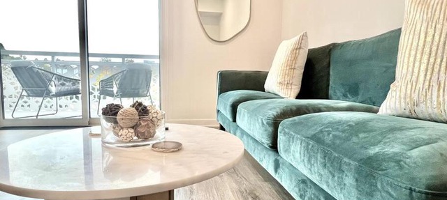NEW One Bedroom Penthouse, Silver Lake + Parking!