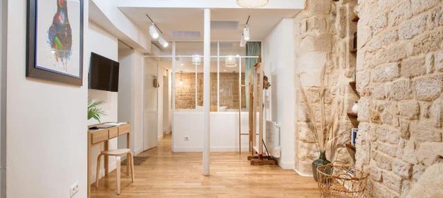 New Stunning 4 Bdrs Apt, With AC – Le Marais