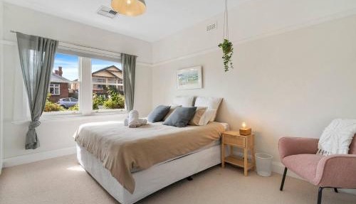 New Town Bungalow - A Leafy Family Haven