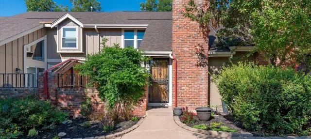 Newly Renovated Two-Story Townhouse w/Two Car Garage Close to the Mountains