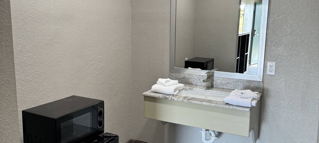 Nola Inn & Suites