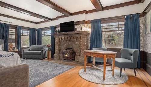 Oak Suite