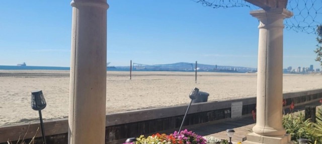 Ocean-Front Beach Studio Apartment On the Sand, kitchenette, Great wi-fi