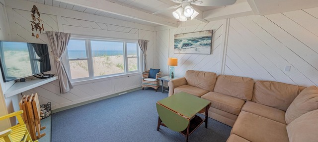 Oceanfront Cottage - 3 bedroom & 2 bathrooms - Great Ocean Views - Pet Friendly
