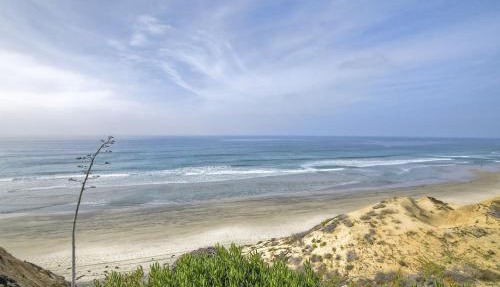 Oceanfront Fully Remodeled 2BR 2BA, Pool, Hot Tub, Gated Parking