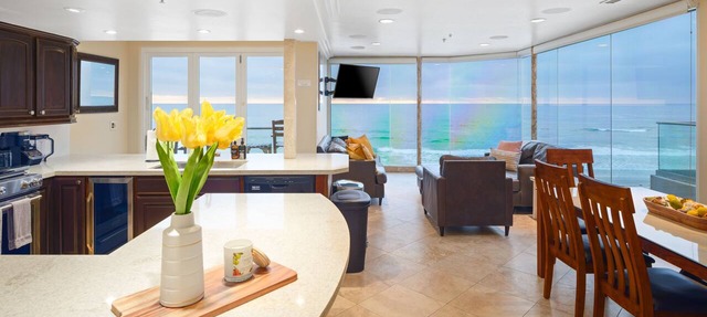 Oceanfront Penthouse: Luxury Views, A/C & Parking!