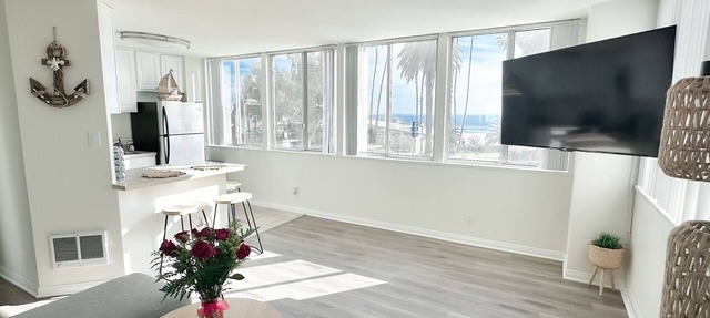 Oceanfront View Cabana only a few steps away from the iconic Santa Monica Pier!