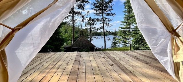 Off Grid Glamping Tent with shared Hot tub, and Sauna!