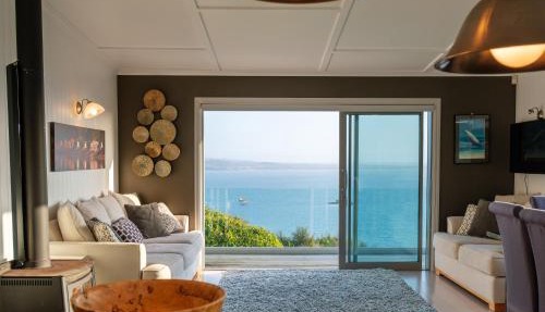 Omiha Oasis with seaviews and spa pool