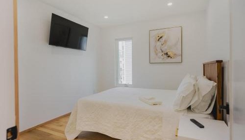 One Bedroom Short Walk to Airport