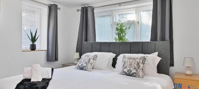 OnSiteStays - Tranquil 2 Bedroom Apartment with Large Kitchen, Private Garden near Wimbledon Station