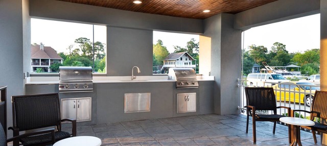 Outdoor Pool. Free Breakfast. Cozy Queen Studio.