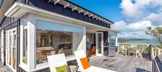 Pacific Views - Pacific Views is a well appointed 2 bedroom holiday home perfect for 4 guests and pet friendly. With great transport links, plenty of parking and stunning ocean views, this is a fabulous location for a family holiday or get together w