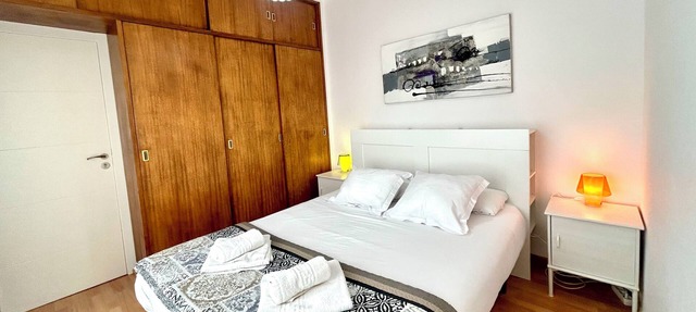 Parking available. Pets accepted. Subway nearby. Near the Sagrada Familia