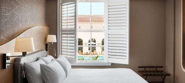 Pasadena Hotel & Pool, Deluxe Pool View Room with One King Bed, Parking