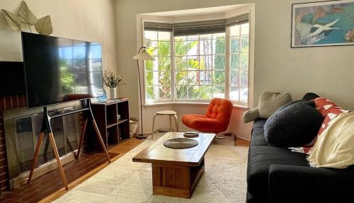 Pasadena Quiet Gem with Fiber Internet WiFi and Workspace
