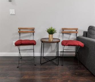 Peaceful 2 Bedroom Suite that sleeps 4 with Free Wifi ,Free parking,easily accessible to Downtown Vancouver