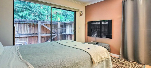Peaceful 2-bedroom condo with AC in Santa Monica