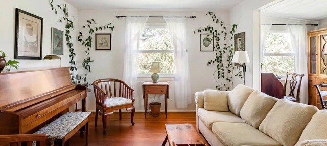 Peaceful, charming, cottage in wine country. Beautiful yard!