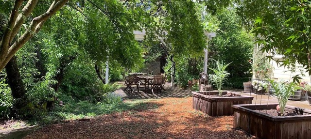 Peaceful, charming, cottage in wine country. Beautiful yard!