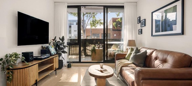 Peaceful Escape with King Bed, Parking and Walk to CBD!