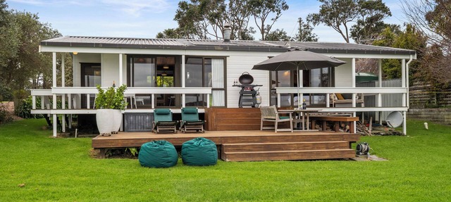 Peaceful Picnic Bay - Surfdale Holiday Home