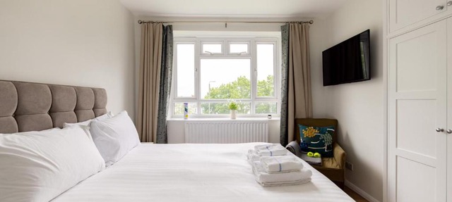 PenthouseStays Wimbledon - Chic 2 Bedroom King Bed Apartment with Balcony - 2 mins from Wimbledon Tennis Club and Museum - AELTC
