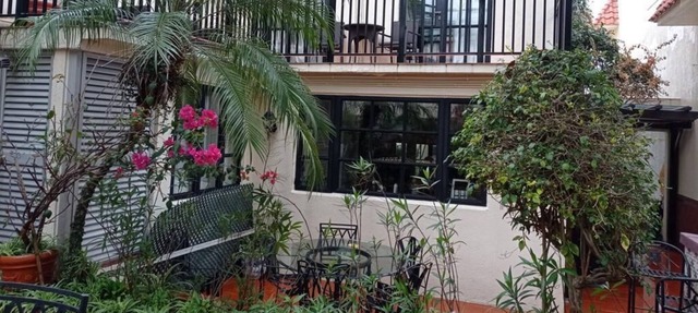 Perfect vacation! Beach, pool/tennis court, 5 min MTR, garden BBQ