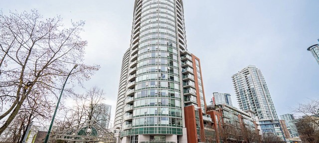 Perfect Vancouver Getaway | Central 2BR/2BA+Sofa Bed
