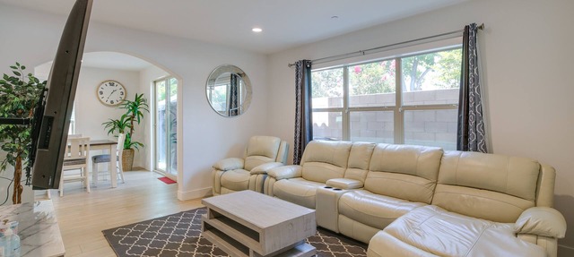 Pet-Friendly Paramount Home, 16 Mi to Los Angeles!
