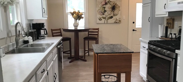 Pet friendly remodeled bungalow home just two blocks from Washington Park.