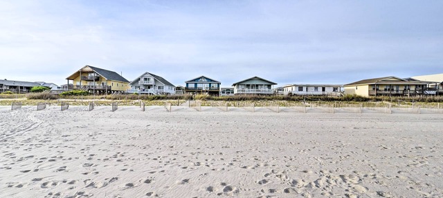 Pet-friendly Second Row House Steps to Beach!