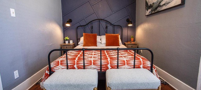 Pet-Friendly Stay, Mins to Beach, Conv Ctr, Prkg LB B