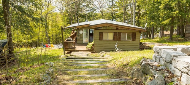 Picturesque Leonard Lake cottage
