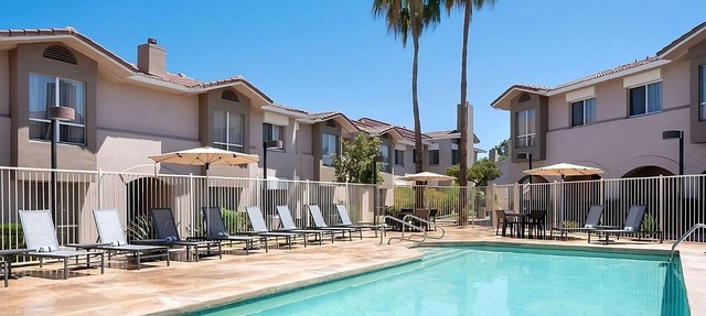 Pleasant Stay, Convenient Location! Full Kitchen, Outdoor Pool, Free Breakfast