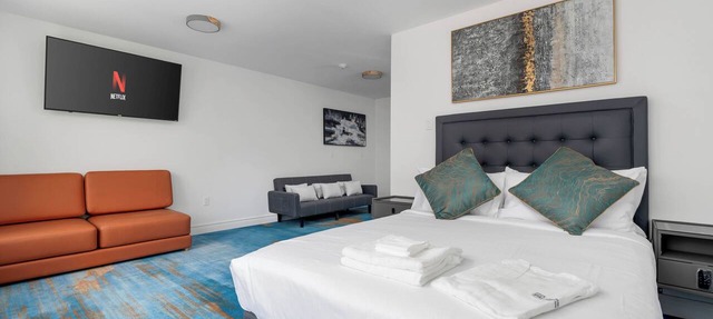 Plush Hotel