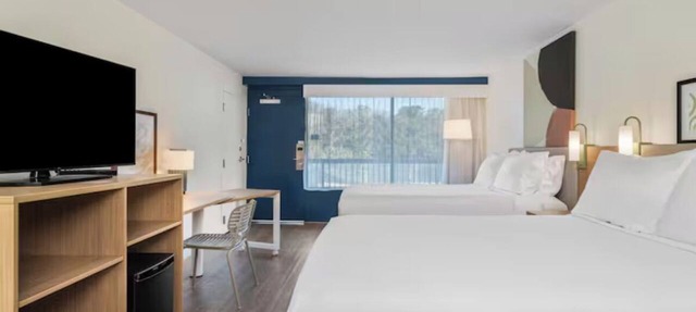 Pool Stay w/2 Queen Beds! Pet Friendly Near Museums!