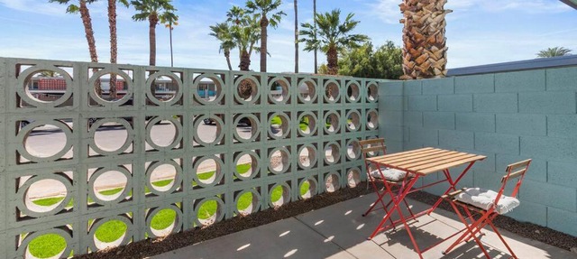 Poolside Studio w Rooftop Deck - Walk to Old Town